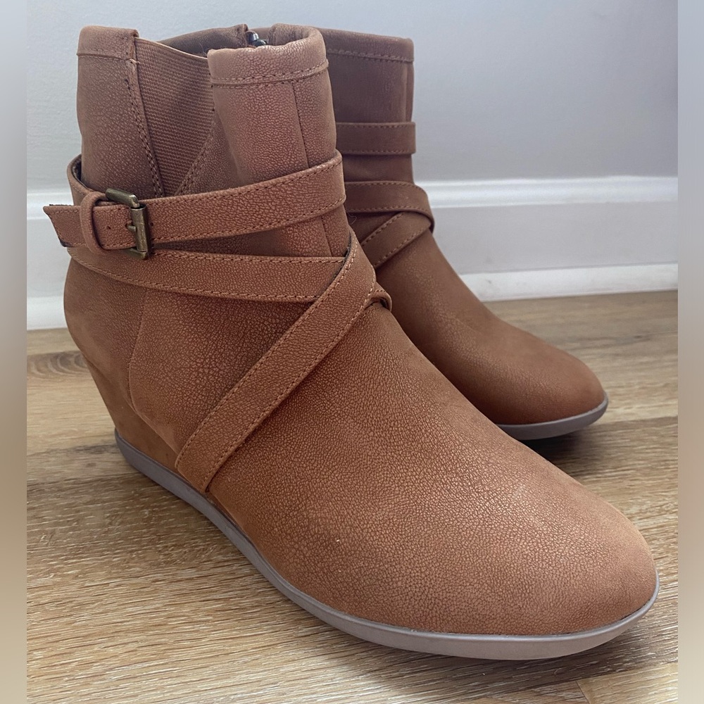Skechers Noble Strappy Crossover Detail Smooth Wedge Booties in Brown
